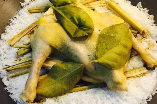 Đừng chỉ luộc gà bằng nước lã: Làm theo cách này gà thơm ngon đậm đà ai cũng thích