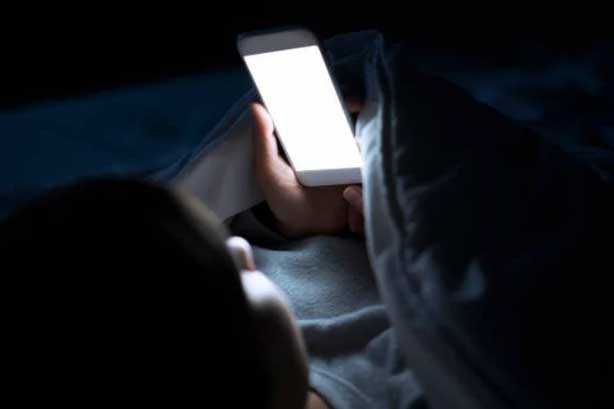 Thời điểm nguy hiểm nhất trong ngày không nên dùng điện thoại: Có thể hỏng võng mạc, gây trầm cảm