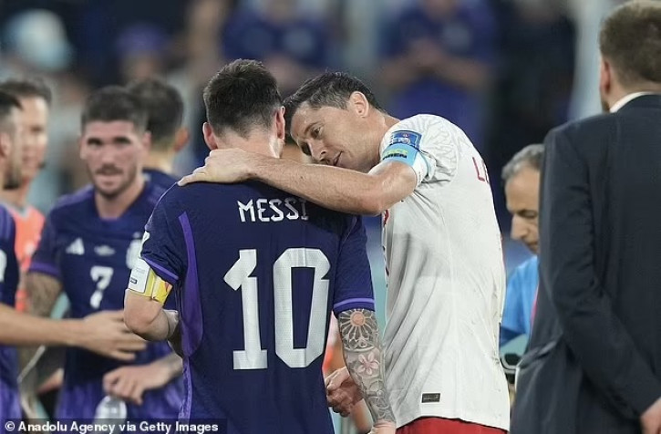 Đứng cạnh Messi, Lewandowski bỗng hóa người tầm thường