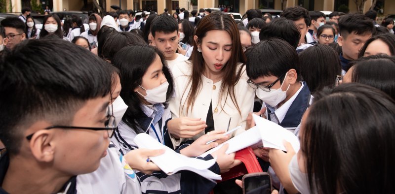 Thuỳ Tiên được fan vây kín khi đến Nghệ An