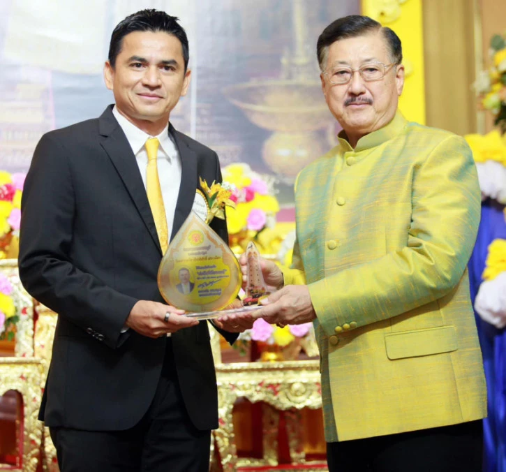 Thái Lan trao danh hiệu cao quý cho HLV Kiatisak