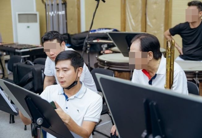 Hồ Hoài Anh lần đầu lộ diện sau 4 tháng từ Tây Ban Nha trở về, vẻ ngoài gây chú ý