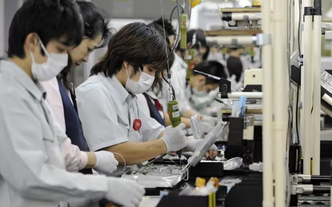 Lạm phát khiến tiền lương thực tế giảm