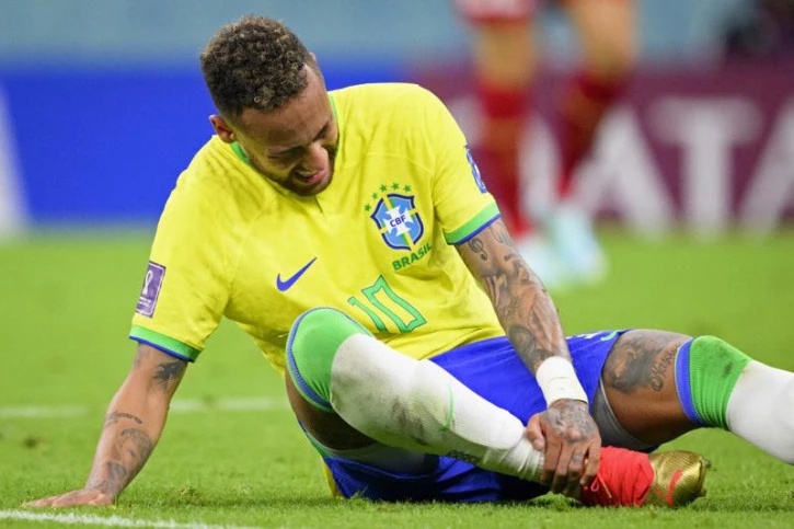 Neymar chấn thương ở trận ra quân gặp Serbia