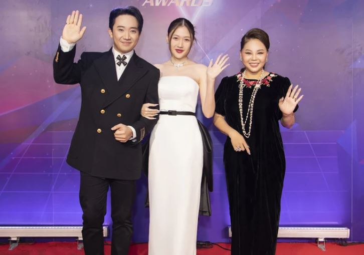 Không phải Hari Won, Trấn Thành bị bắt gặp sánh đôi cùng 'gái lạ' ở nước ngoài