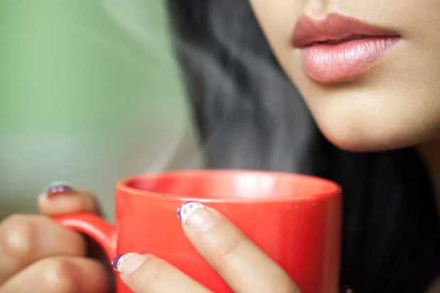 Một kiểu uống nước đã bị WHO cảnh báo rằng có khả năng gây ung thư