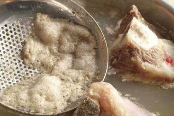Chuyên gia lý giải có 3 loại bọt cần vớt bỏ, 3 loại nên giữ lại ăn vì tốt cho sức khỏe
