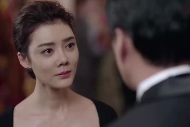 Gặp lại người chồng phản bội năm nào đang loay hoay vì quên ví ở siêu thị, cô vợ cũ có pha xử lý chất lừ khiến đối phương "chết lặng"