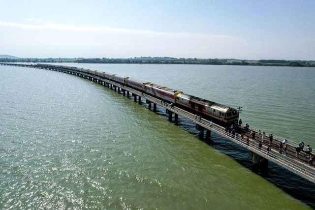 Khám phá chuyến 'tàu nổi' hút khách ở Thái Lan