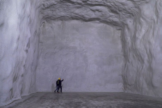 Nông dân Italy bảo quản hoa quả tươi trong hang động