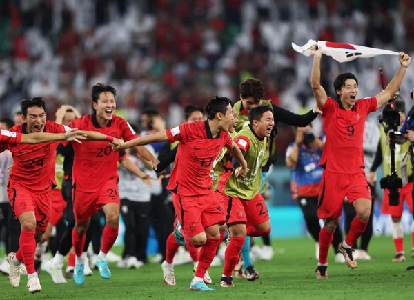 Hàn Quốc đã trở thành đội bóng châu Á thứ 3 đoạt vé dự vòng 1/8 World Cup 2022