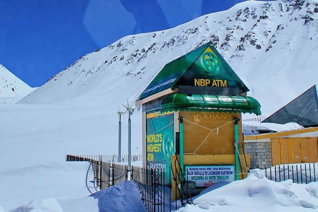 Máy ATM cao nhất thế giới nằm trên ngọn núi hơn 4.600 mét