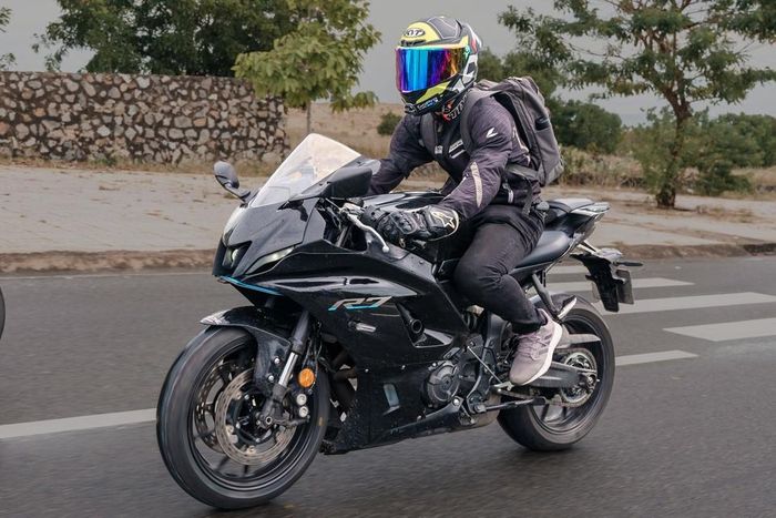 Đánh giá Yamaha YZF-R7 - Lái thú vị đánh đổi bằng sự thoải mái