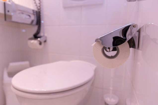 Lấy miếng giẻ thấm chút giấm ăn bỏ vào nhà vệ sinh ai cũng tưởng dở, nhưng điều kỳ diệu xảy ra