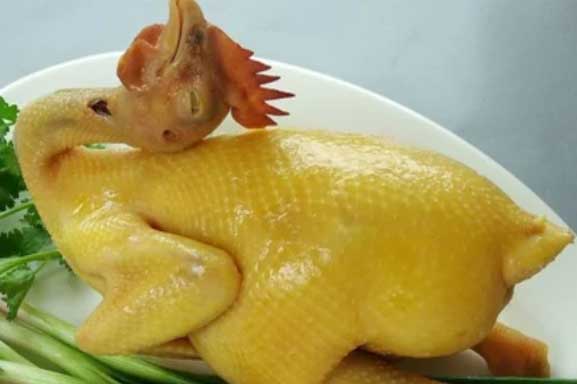 Luộc gà cho nước sôi hay nước lã đều sai, bỏ thêm thứ này gà chín vàng óng, thịt ngọt gấp đôi