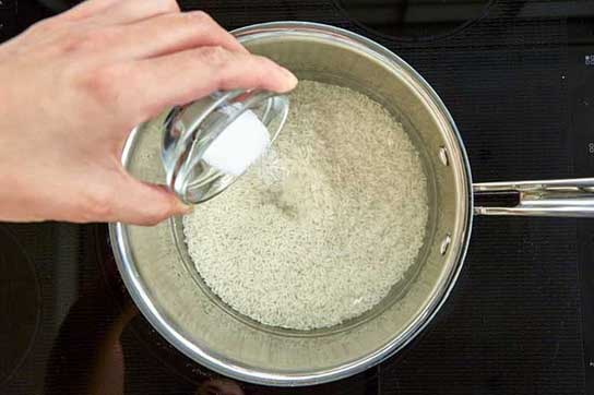 Mọt đen khiến gạo mất sạch chất dinh dưỡng, nắm mẹo này để đuổi chúng đi nhằm bảo vệ sức khỏe gia đình