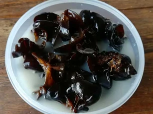 Ngâm mộc nhĩ đừng chỉ dùng nước lã, thêm thứ này để nấm nhanh nở lại nhả hết chất bẩn