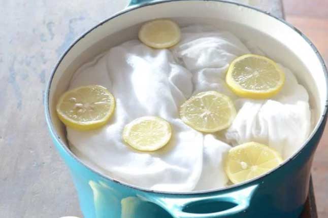 Áo trắng ố vàng giặt xà phòng thôi chưa đủ: Ngâm với thứ nước này, áo lại trắng như mới