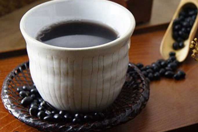 Uống nước đậu đen theo cách này trẻ ra 18 tuổi, hết sạch nếp nhăn da bật lên 2 tone eo cực gọn