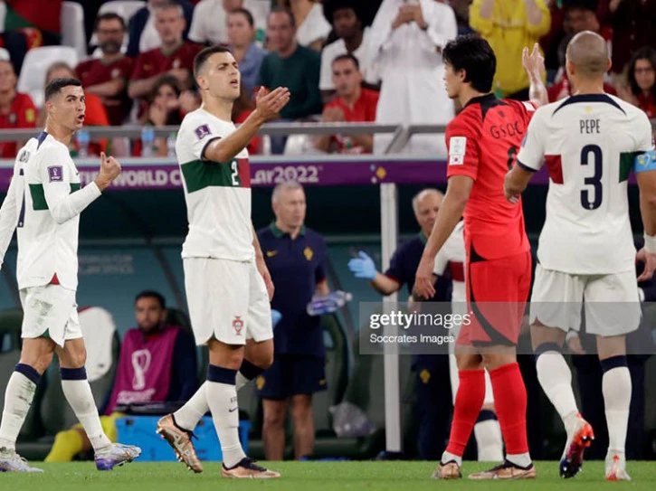Ronaldo khó chịu khi bị cầu thủ Hàn Quốc yêu cầu rời khỏi sân