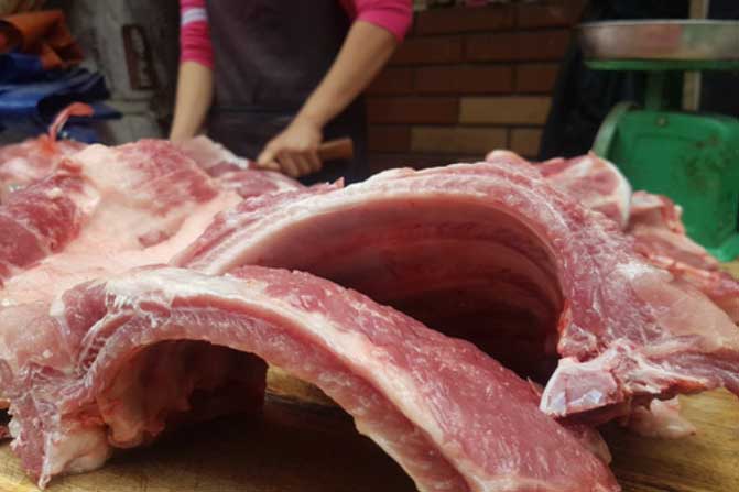 Mua sườn lợn, nếu thấy có 3 dấu hiệu này thì phải bỏ ngay, rẻ mấy cũng đừng rước về