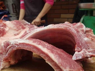 Mua sườn lợn, nếu thấy có 3 dấu hiệu này thì phải bỏ ngay, rẻ mấy cũng đừng rước về