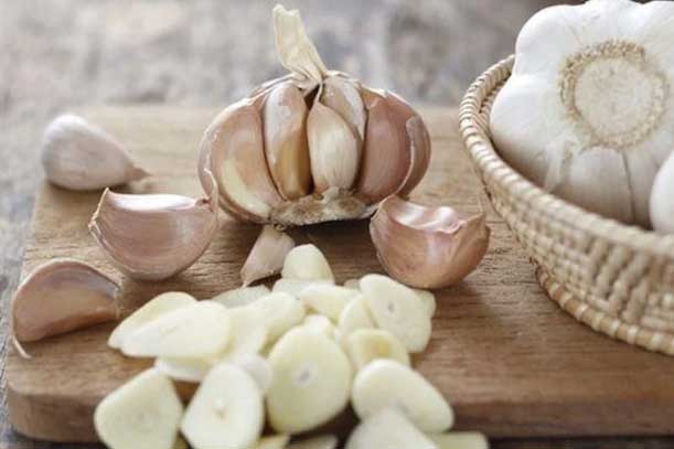 Lấy 1 tép tỏi thả vào bồn cầu, tác dụng đáng kinh ngạc, ai không biết thật phí hoài