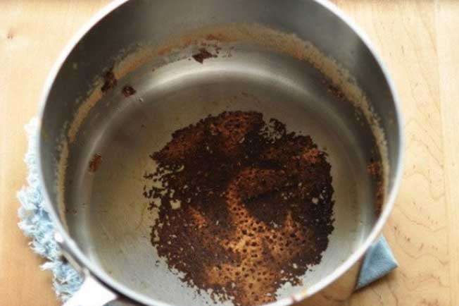 Cách đơn giản làm xoong nồi cháy đen trở nên sáng bóng, chẳng cần tốn thời gian cọ rửa