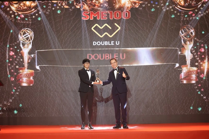 Double U xuất sắc đoạt cúp SME100 Awards 2022 Double U xuất sắc đoạt cúp SME100 Awards 2022