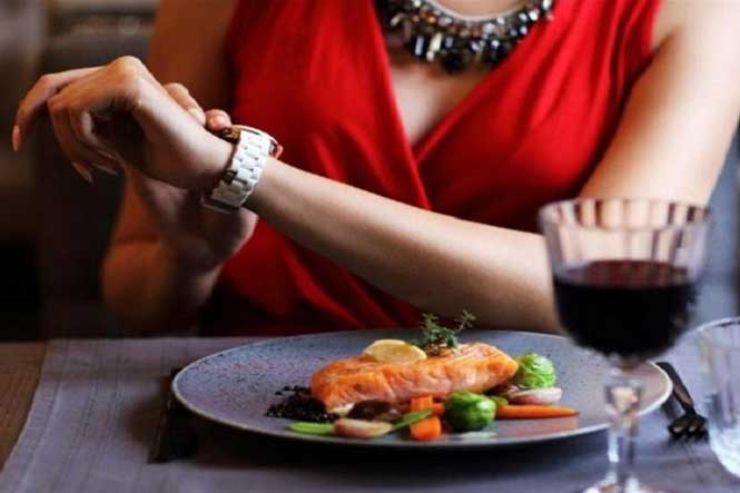 Những thói quen ăn tối khiến bạn "bóp mồm bóp miệng" vẫn tăng cân vù vù