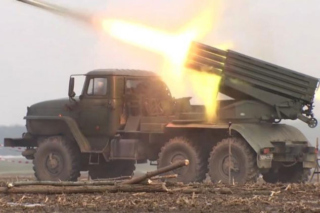 Cận cảnh pháo Grad của Nga liên tiếp khai hỏa vào mục tiêu Ukraine