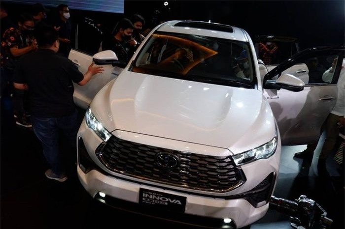  Ngoại hình Toyota Innova 2023 trông hiện đại và cứng cáp hơn. Ảnh: Kumparan. 