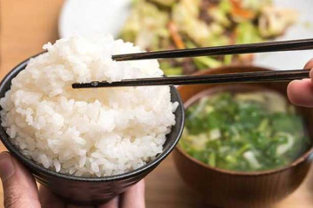 Nh&#x1EEF;ng sai l&#x1EA7;m tai h&#x1EA1;i khi &#x103;n c&#x1A1;m g&#xE2;y h&#x1EA1;i s&#x1EE9;c kh&#x1ECF;e, nhi&#x1EC1;u ng&#x1B0;&#x1EDD;i v&#x1EAB;n m&#x1EAF;c ph&#x1EA3;i m&#x1ED7;i ng&#xE0;y