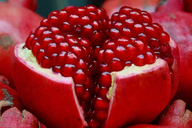 Chỉ đích danh 6 loại quả màu đỏ là "khắc tinh" của ung thư vú, chị em nên ăn nhiều