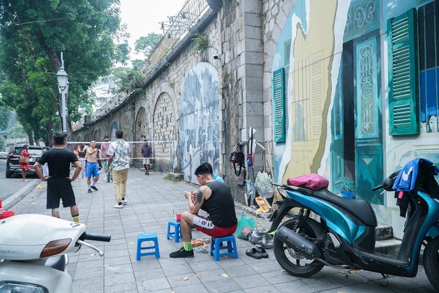 Phố bích họa Phùng Hưng, Hà Nội xuống cấp, bị lấn chiếm