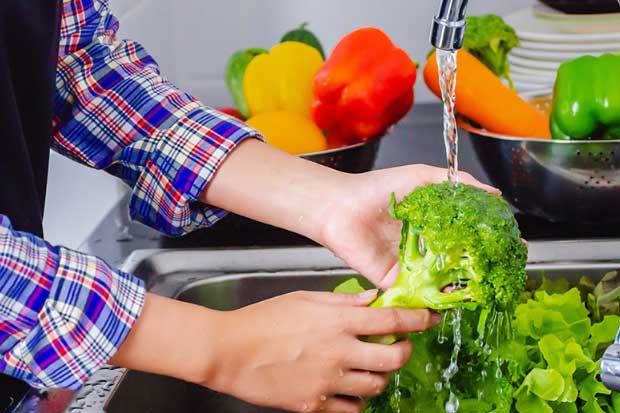 Chỉ rửa rau ba nước là dại: Sai lầm khi chế biến rau khiến bạn vẫn rước bệnh như thường