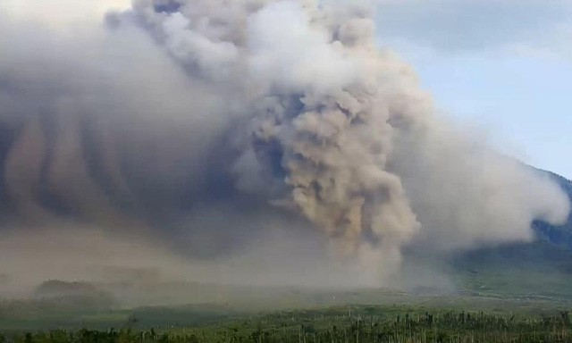 Indonesia sơ tán hàng nghìn người khi núi lửa Semeru phun trào trên đảo Java