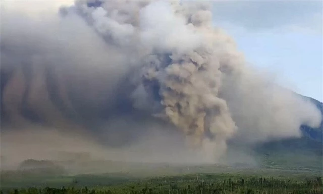 Indonesia sơ tán hàng nghìn người khi núi lửa Semeru phun trào trên đảo Java - Ảnh 1.