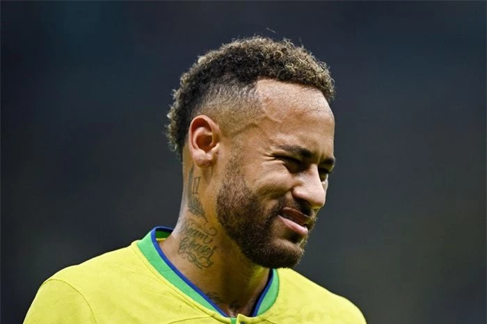  Neymar cũng là đồng đội của Kylian Mbappe và Lionel Messi tại PSG. Tuy nhiên chân sút người Brazil chưa có cơ hội tỏa sáng như hai đồng đội vì dính chấn thương tại trận đấu với Serbia vào rạng sáng 25/11 và nhiều khả năng không thể tham dự trong hai trận đấu còn lại trong khuôn khổ vòng bảng World Cup. 