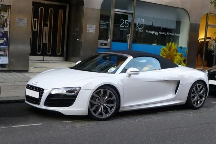  Audi R8 V10 Spyder cũng xuất hiện trong bộ sưu tập của Neymar. Chiếc siêu xe mui trần được trang bị động cơ V10, dung tích 5.2L hút khí tự nhiên, sản sinh công suất 532 mã lực và 539 Nm mô-men xoắn. Xe có khả năng tăng tốc 0-100 km/h trong 3,7 giây, trước khi đạt tốc độ tối đa 322 km/h. 