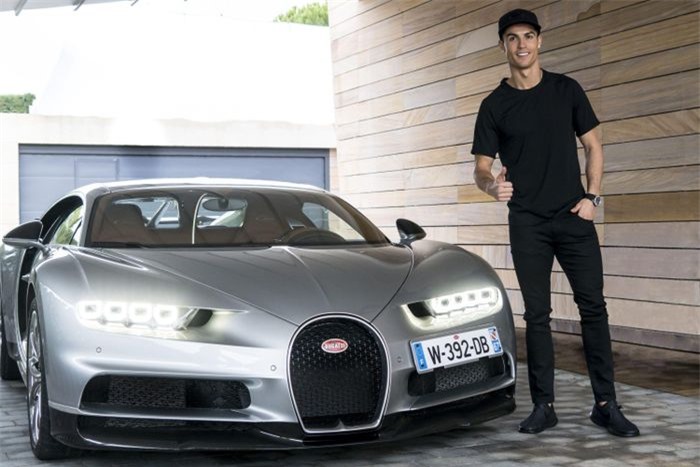  Năm 2017, Ronaldo bỏ ra 3 triệu USD để sở hữu chiếc Bugatti Chiron màu bạc. Bugatti chỉ sản xuất 500 chiếc Chiron, trải đều cho tất cả phiên bản. Ngôi sao bóng đá người Bồ Đào Nha thường xuyên bị bắt gặp cầm lái chiếc hypercar này tại quê nhà ở Thủ đô Lisbon. 