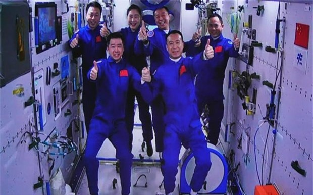 Tàu Thần Châu-14 đưa các phi hành gia trở về Trái đất an toàn - Ảnh 1.