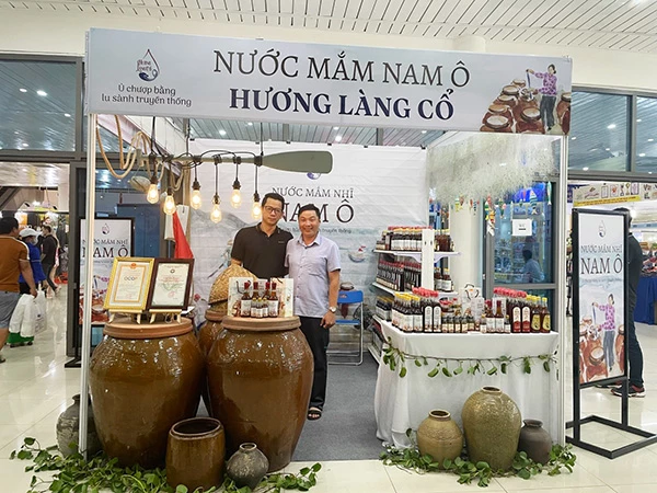 Sản phẩm OCOP 4 sao Nước mắm Nam ô truyền thống được doanh nghiệp quận Liên Chiểu giới thiệu tại Hội chợ hàng Việt - Đà Nẵng 2022.