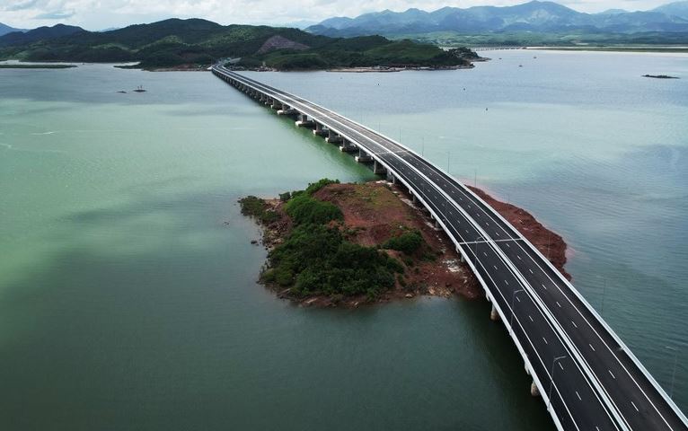 Móng Cái có gì ngoài cửa khẩu?