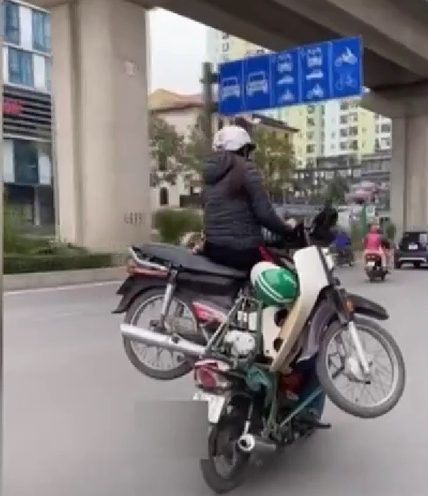 Tài xế xe ôm công nghệ ''làm xiếc'' trên phố đông người