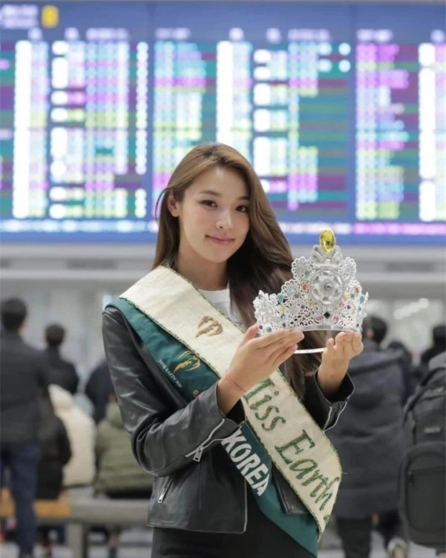 Hoa hậu Trái Đất 2022 đựng vương miện bằng túi giấy ảnh 1