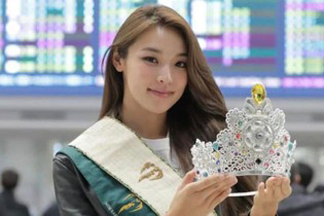 Hoa hậu Trái Đất 2022 đựng vương miện bằng túi giấy