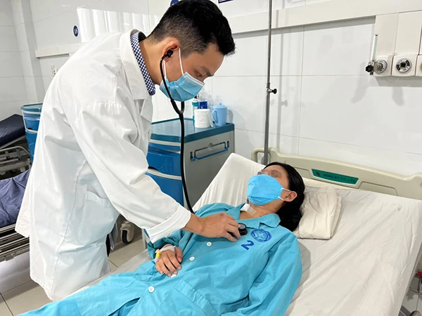 Các bác sĩ khoa Tim mạch - Bệnh viện Đà Nẵng kiểm tra sức khỏe của bệnh nhi Nguyễn Trần T.T, (14 tuổi) sau ca mổ tim bằng kỹ thuật ít xâm lấn