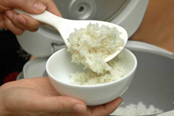 Sai l&#x1EA7;m tai h&#x1EA1;i khi n&#x1EA5;u c&#x1A1;m &quot;r&#x1EED;a tr&#xF4;i&quot; h&#x1EBF;t dinh d&#x1B0;&#x1EE1;ng, r&#x1EA5;t nhi&#x1EC1;u ng&#x1B0;&#x1EDD;i m&#x1EAF;c ph&#x1EA3;i