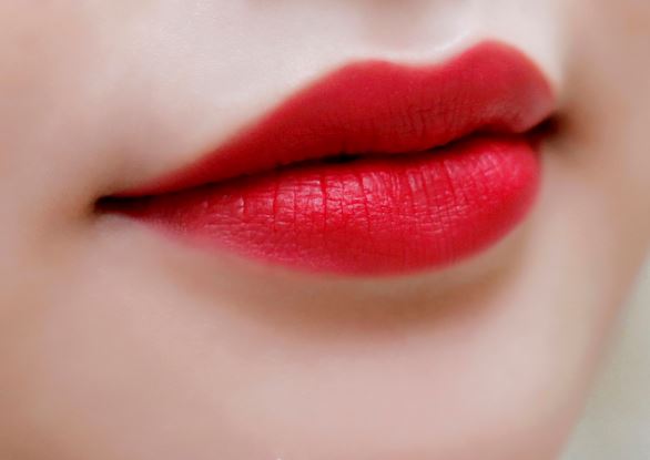 Mẹo tô son đỏ 'chuẩn không cần chỉnh'